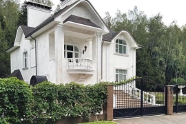 Особняк с парком и лесом.